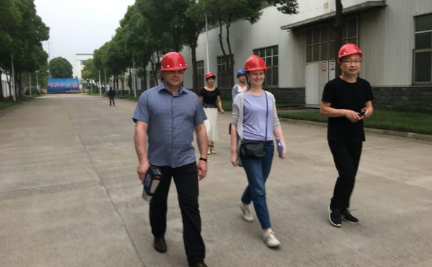 江蘇江河技術總監(jiān)與俄羅斯客戶去車間