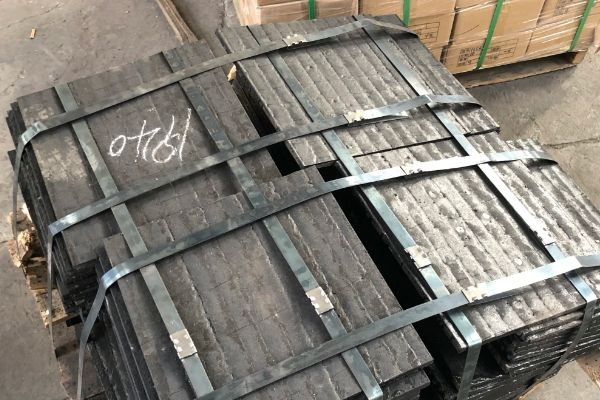 帶式輸送機堆焊耐磨襯板有哪些產品特性?【江河】